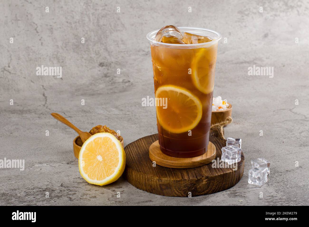 tè alla limonata dolce in tazza di plastica con fondo freddo su consistenza, rinfresco estivo. Foto Stock