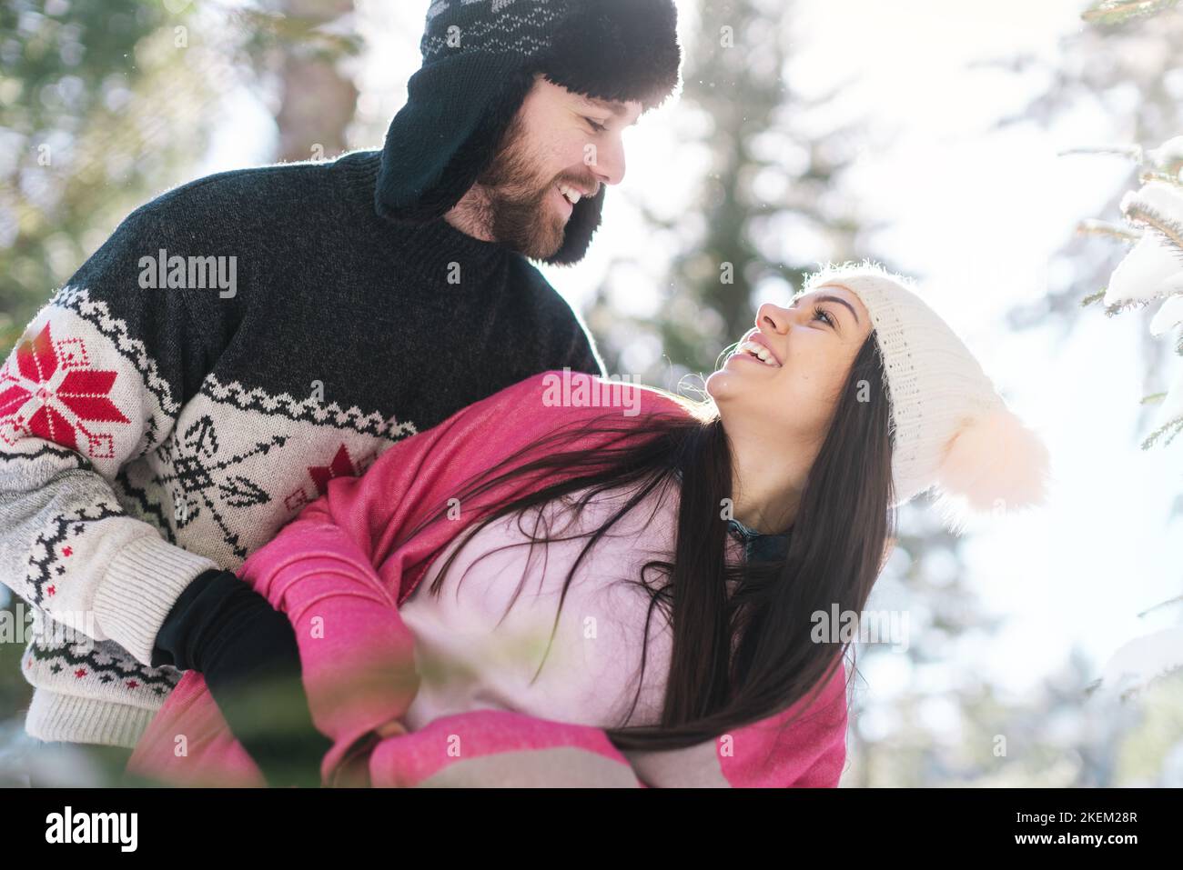 Coppia sorridente in posa in inverno Foto Stock