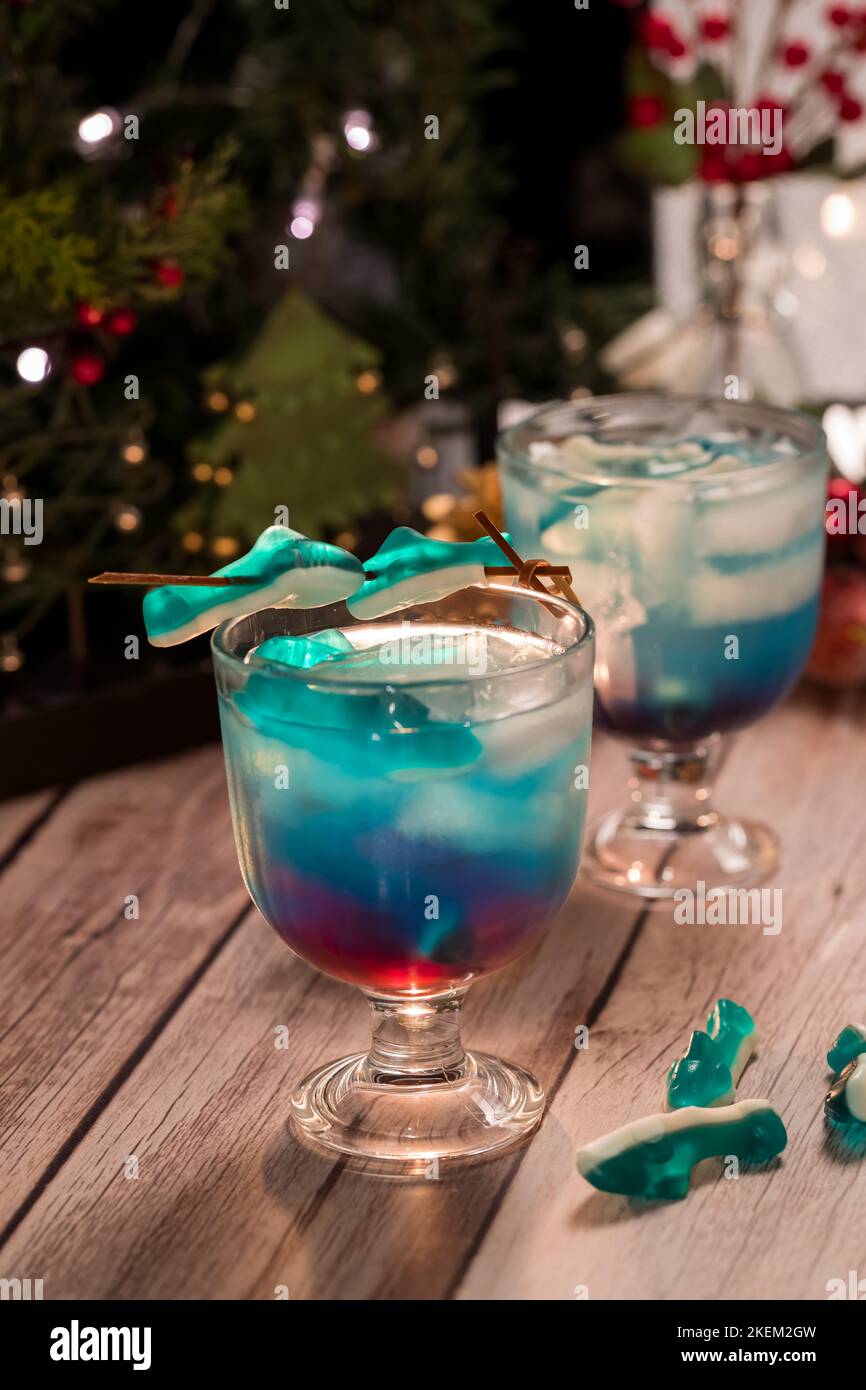 Cocktail Shark Attack guarniti con caramelle di squalo gommoso. Foto Stock