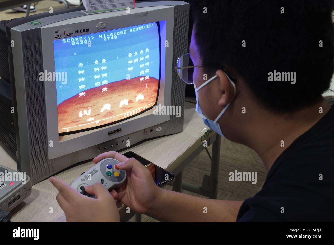 I visitatori che giocano a un classico gioco TV al RETRO.HK Gaming Expo 2022 presso l'Università di Hong Kong di Hang Seng a Sha Tin. 28OCT22 SCMP/ Edmond SO Foto Stock