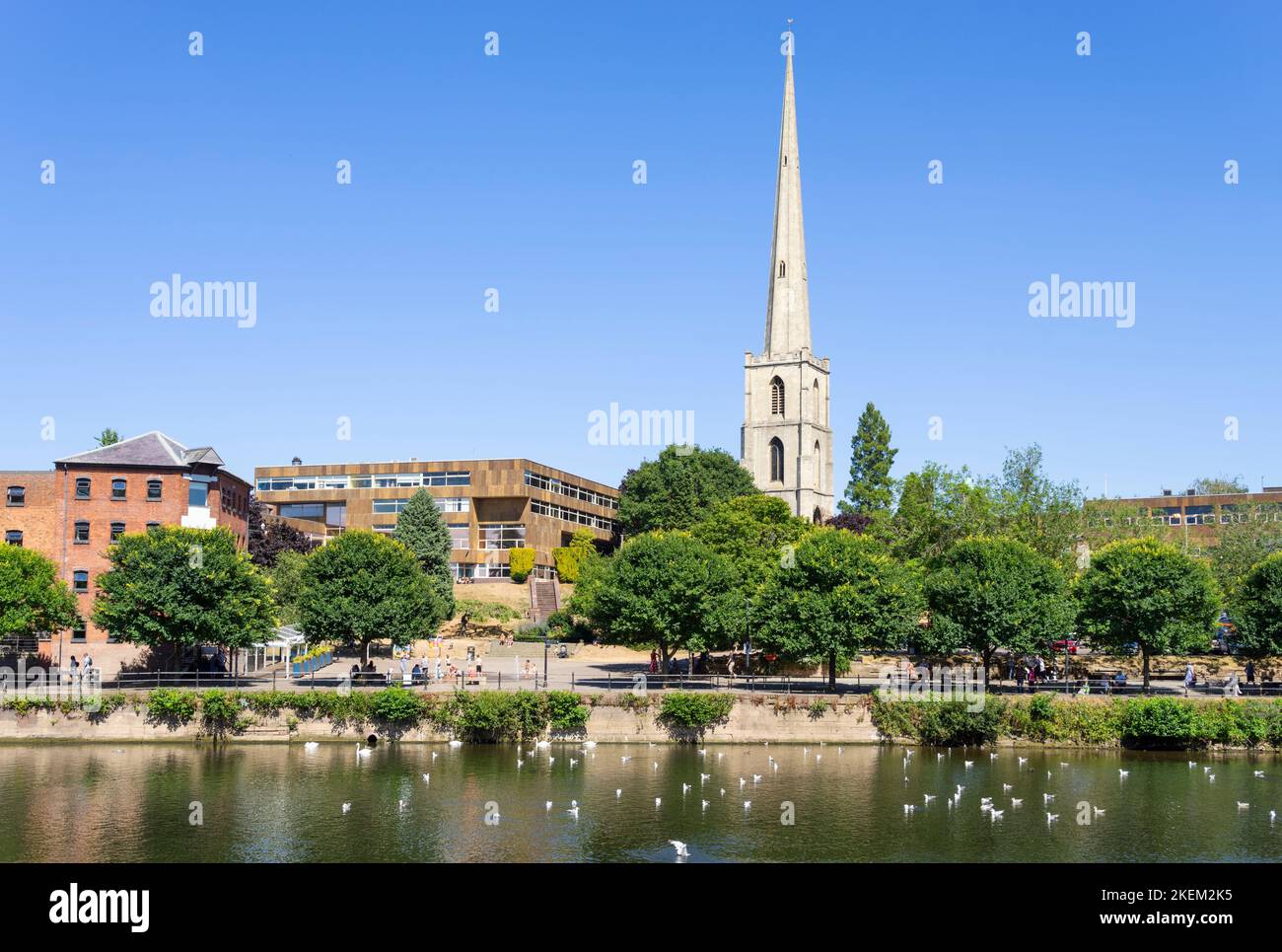 Worcester St Andrews spire in St Andrews Garden of Remembrance vicino al fiume Severn Worcester Worcestershire Inghilterra Regno Unito GB Europa Foto Stock