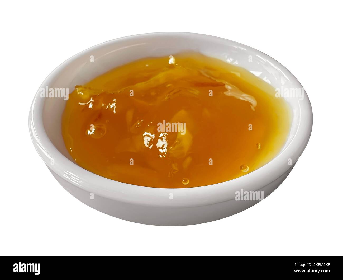 Vaso con marmellata arancione isolato su bianco. Tracciato di ritaglio incluso. Foto Stock