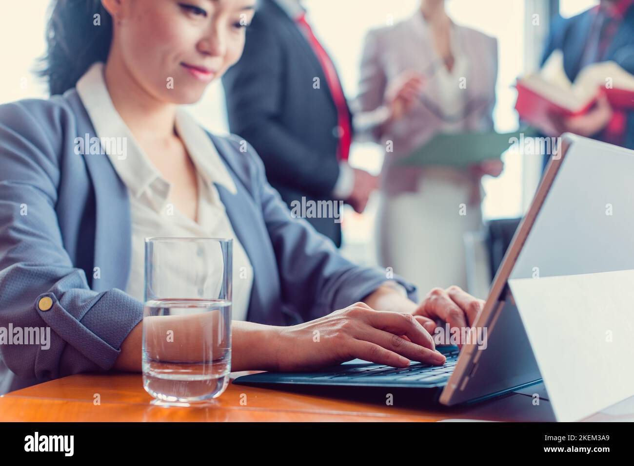 Asian business donna che lavorano su laptop Foto Stock