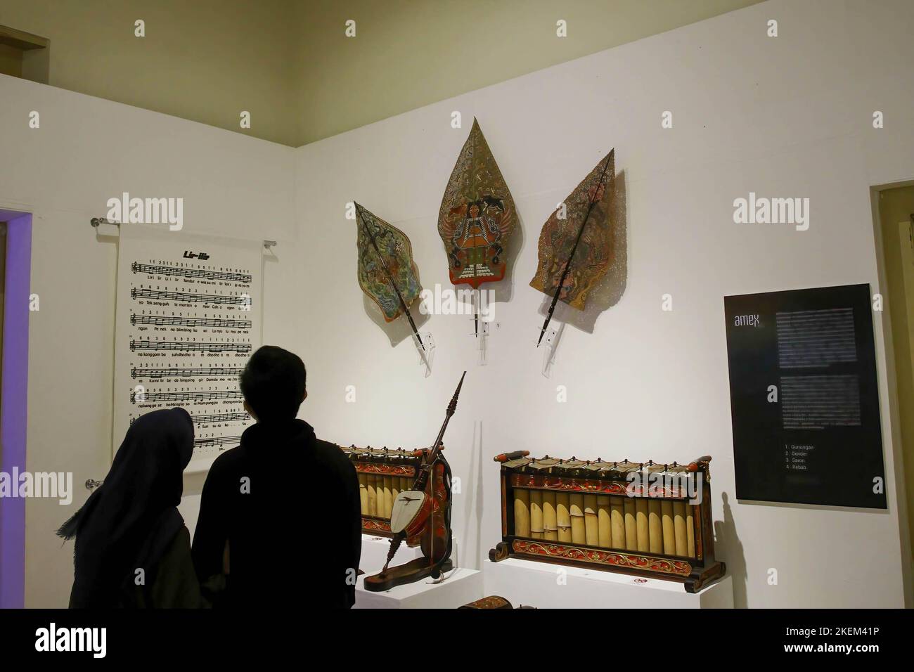 I visitatori osservano le collezioni d'arte esposte durante la mostra AMEX 2022 intitolata Star and Moon al Museo Sonobudoyo di Yogyakarta. L'evento, che espone diversi oggetti d'arte islamici indonesiani provenienti da vari musei indonesiani, parla dell'influenza dell'Islam sulle varie forme di pratica artistica indonesiana. Foto Stock