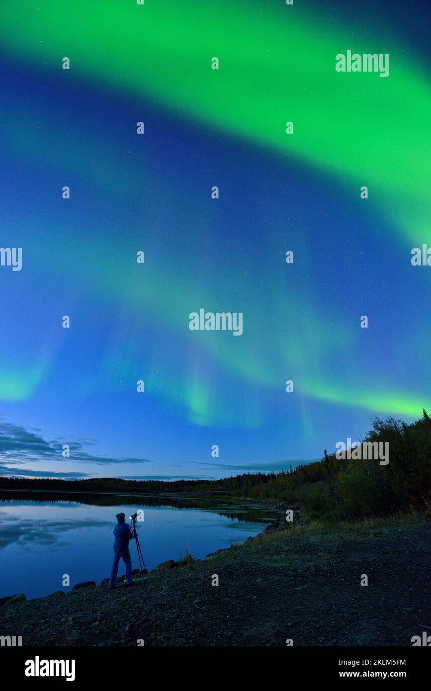 Aurora borealis (aurora boreale) sul prosperoso lago con fotografo, prosperoso Lake Territorial Park, Yellowknife, Northwest Territories Foto Stock