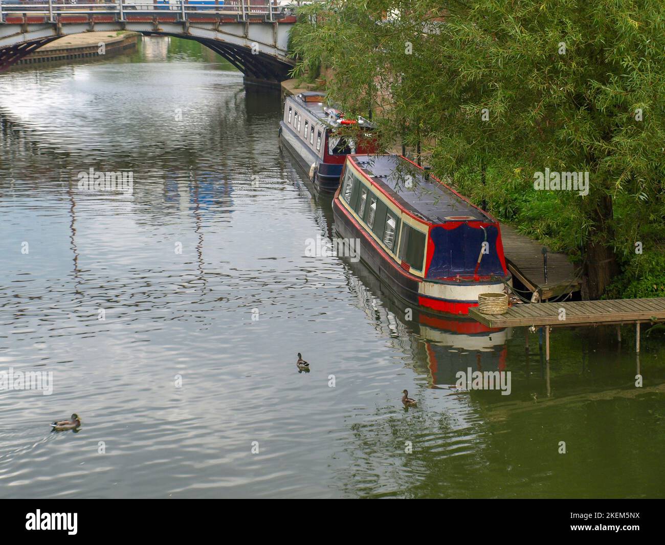 Vista sul fiume con narrowboats di ormeggio e di un ponte a Tewkesbury, nel Gloucestershire, Gran Bretagna. Foto Stock