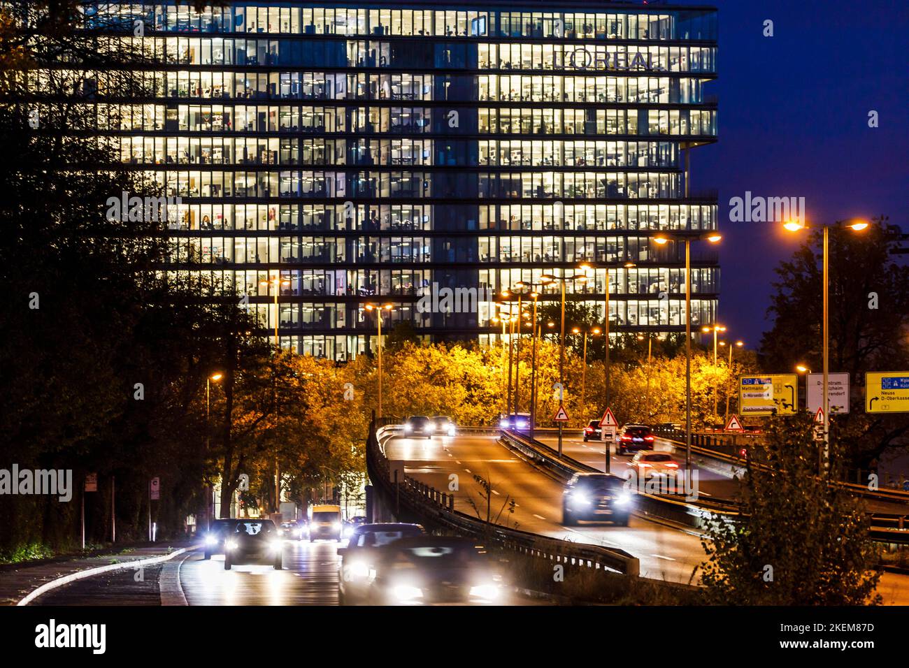 Ora di punta traffico dopo il lavoro, in background edificio ufficio l'Oréal Germania Foto Stock