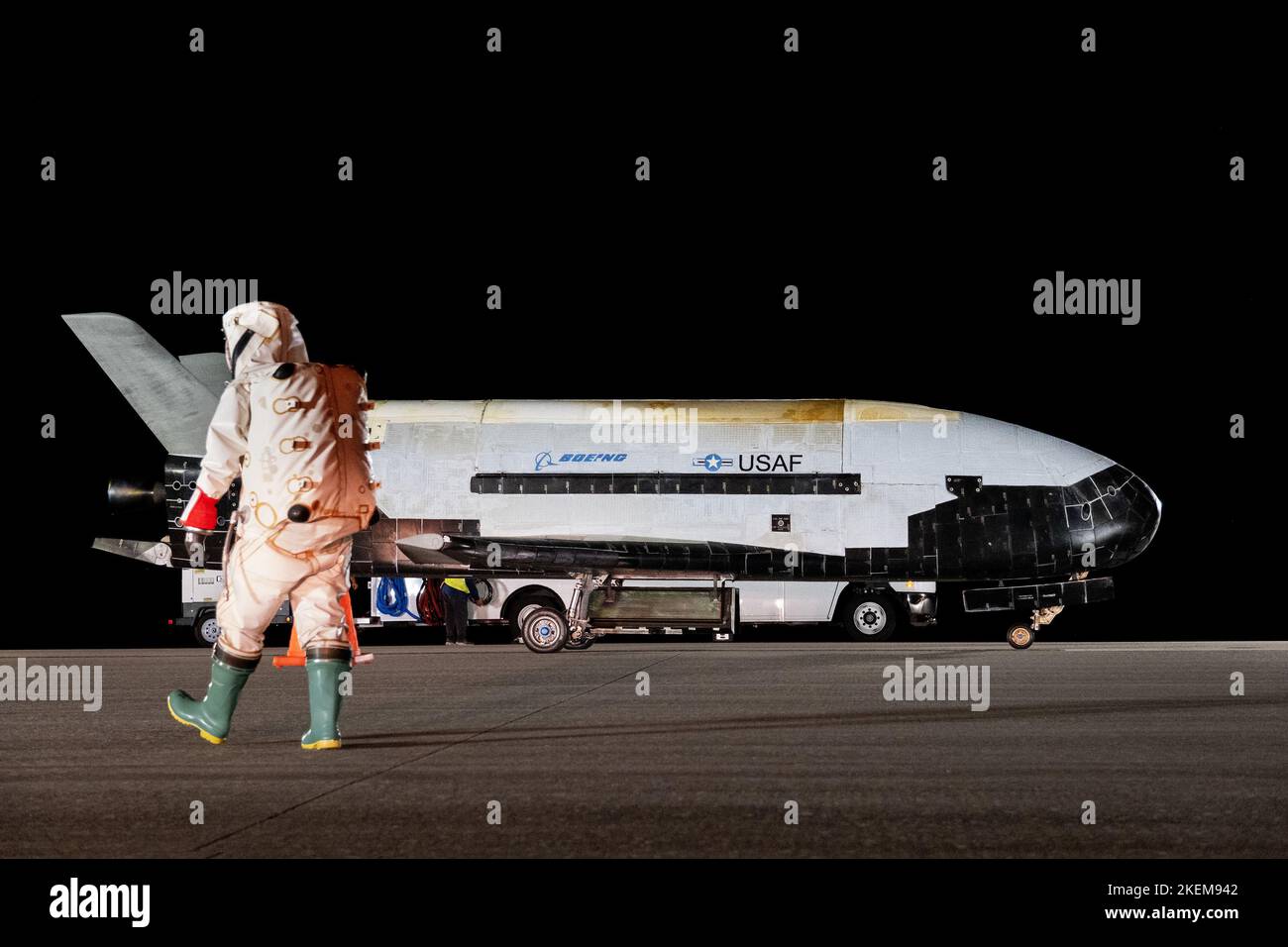 Il X-37B Orbital Test Vehicle-6 (OTV-6), l'aeroplano spaziale non presidiato e riutilizzabile della forza spaziale statunitense, è stato deorbitato con successo e atterrato presso la Kennedy Space Center Shuttle Landing Facility della NASA il 12 novembre 2022, alle ore 05:22:00 la missione OTV-6 ha ospitato il modulo dell'antenna a radiofrequenza del laboratorio di ricerca navale. Questo esperimento ha sfruttato con successo i raggi solari al di fuori dell'atmosfera terrestre e mirava a trasmettere energia al suolo sotto forma di energia a microonde a radiofrequenza. Inoltre, FalconSat-8 dell'Accademia dell'aeronautica degli Stati Uniti, sviluppato in collaborazione con Air Force Research L. Foto Stock