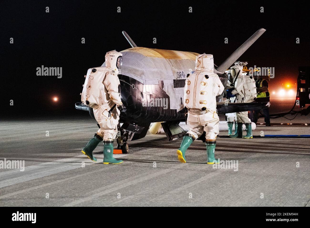 Il X-37B Orbital Test Vehicle-6 (OTV-6), l'aeroplano spaziale non presidiato e riutilizzabile della forza spaziale statunitense, è stato deorbitato con successo e atterrato presso la Kennedy Space Center Shuttle Landing Facility della NASA il 12 novembre 2022, alle ore 05:22:00 la missione OTV-6 ha ospitato il modulo dell'antenna a radiofrequenza del laboratorio di ricerca navale. Questo esperimento ha sfruttato con successo i raggi solari al di fuori dell'atmosfera terrestre e mirava a trasmettere energia al suolo sotto forma di energia a microonde a radiofrequenza. Inoltre, FalconSat-8 dell'Accademia dell'aeronautica degli Stati Uniti, sviluppato in collaborazione con Air Force Research L. Foto Stock