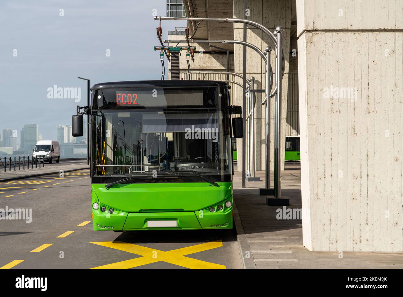 Il bus elettrico a una fermata è a pagamento da pantografo Foto Stock