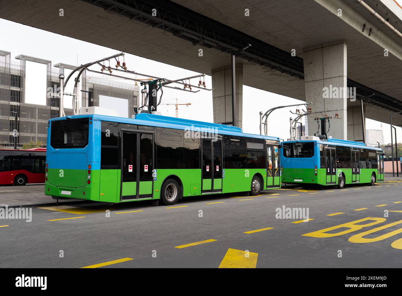 Il bus elettrico a una fermata è a pagamento da pantografo Foto Stock