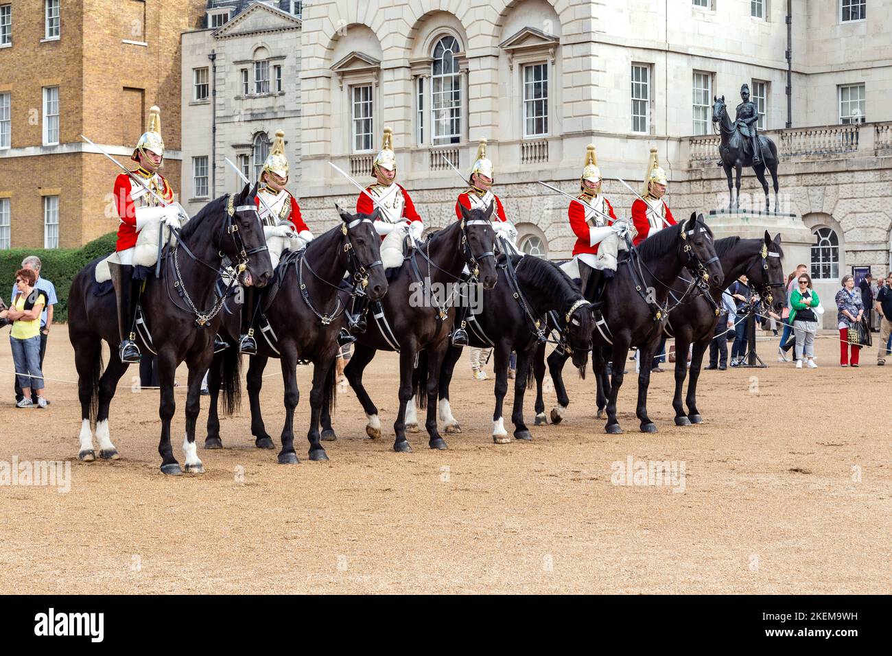 LONDRA, GRAN BRETAGNA - 19 SETTEMBRE 2014: Questo è un distacco di guardiani reali equestri, costruito per cambiare la guardia presso le guardie dei cavalli. Foto Stock
