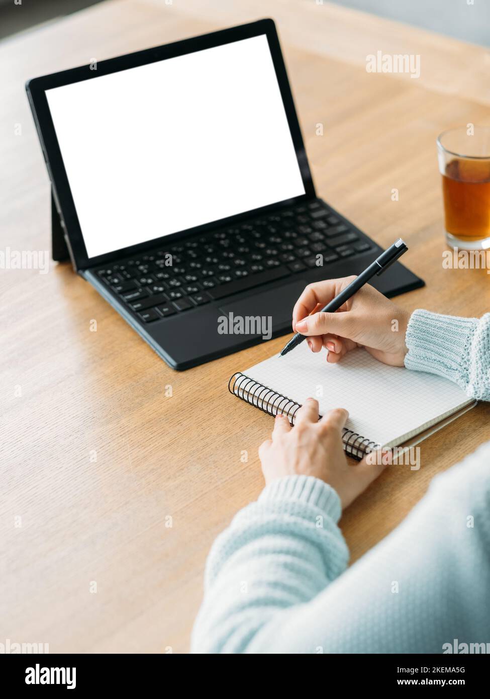 riunione online donna di lavoro mockup computer Foto Stock