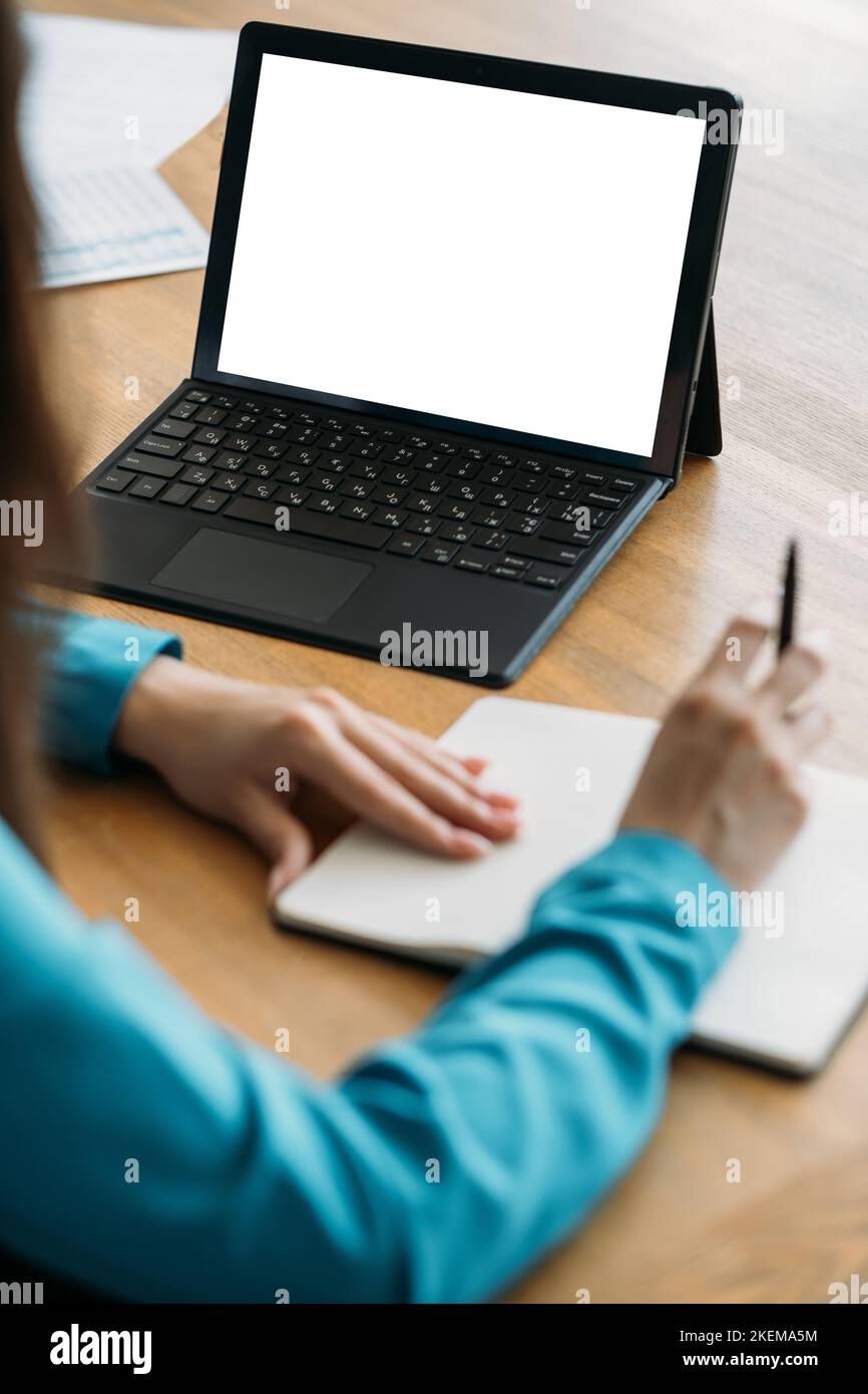 educazione a distanza studiando donna computer mockup Foto Stock