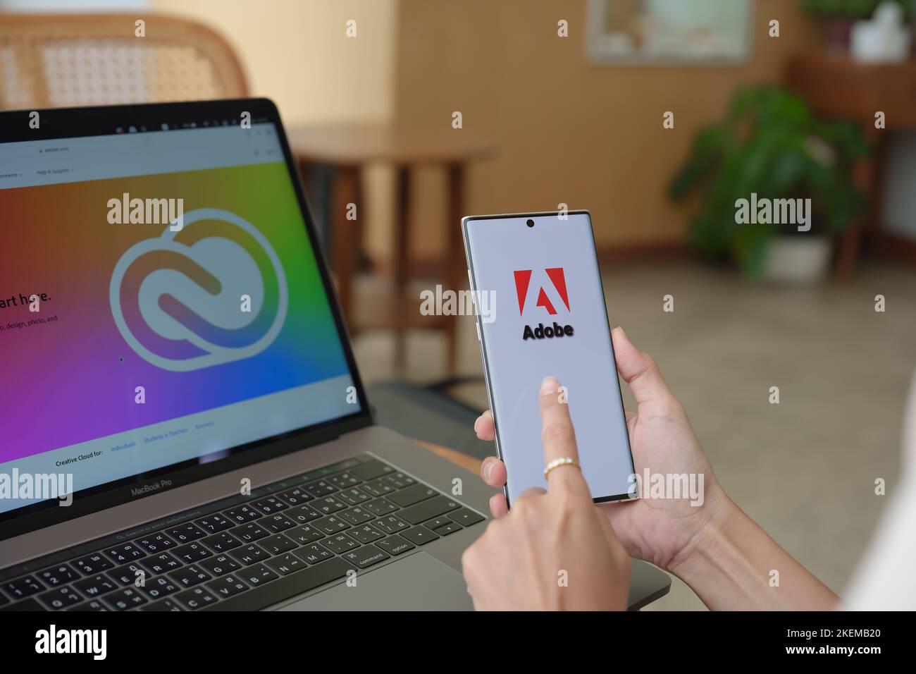 Chiang mai Thailandia. 09 luglio 2022. Donna che tiene il telefono cellulare per aprire adobe Creative cloud per creare lavoro, foto, video, modello, pdf. Foto Stock