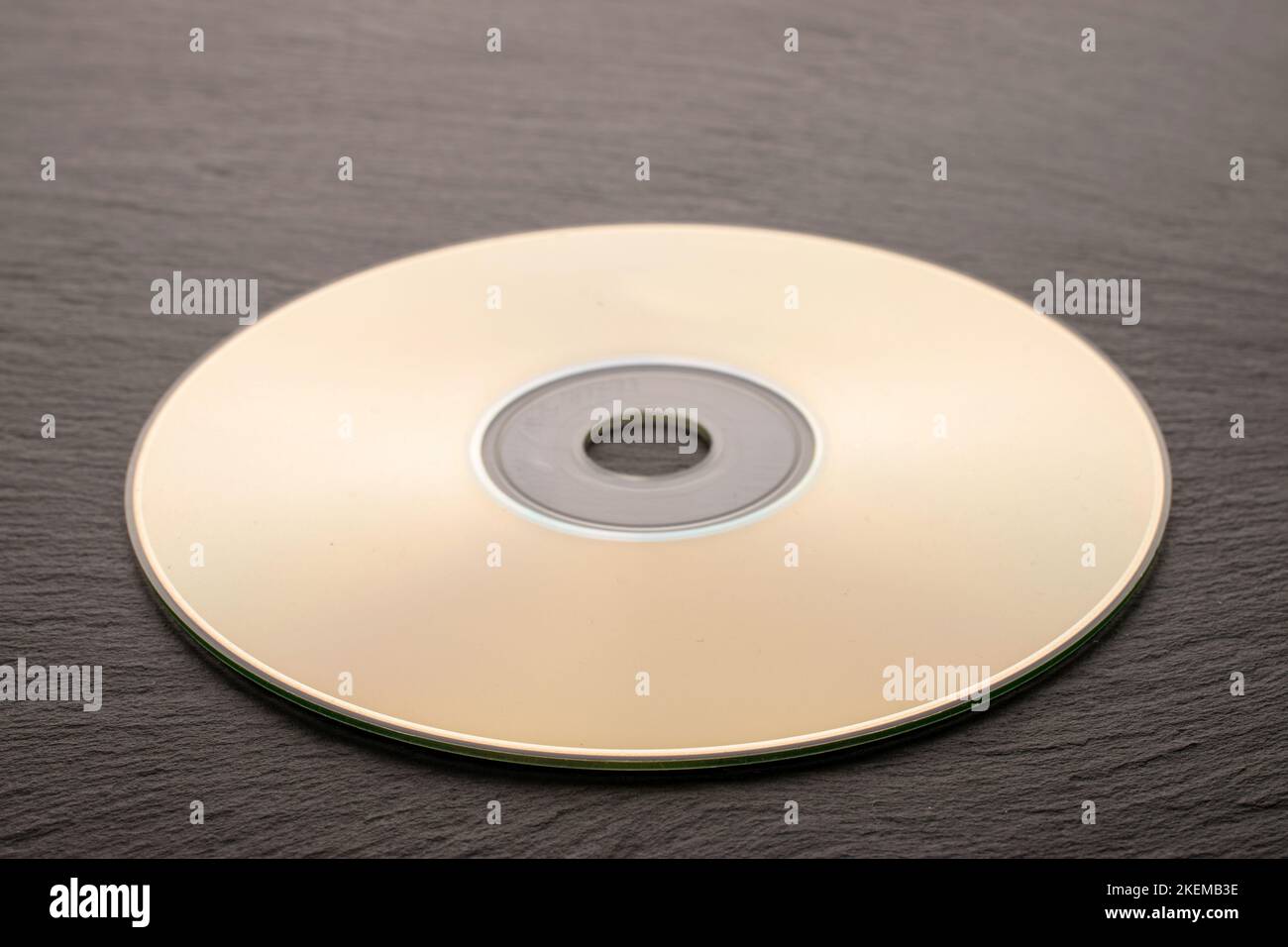 Un disco CD-R su pietra ardesia, macro. Foto Stock