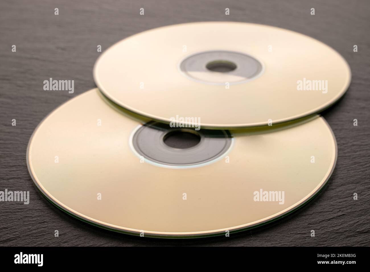 Due dischi CD-R su pietra ardesia, macro. Foto Stock