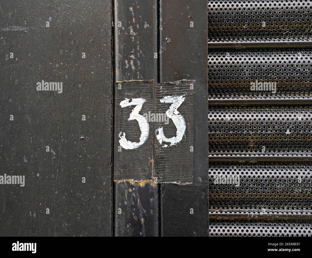 Anta frontale del negozio in metallo con numero 33 Foto Stock