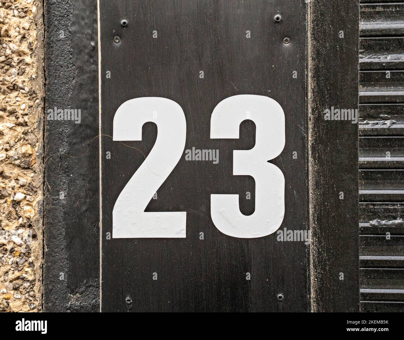 Anta frontale del negozio in metallo con numero 23 Foto Stock