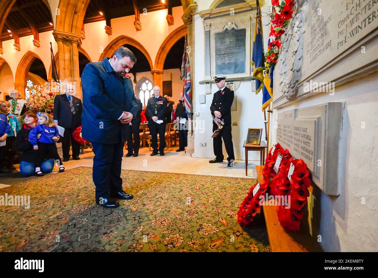 Beaminster, Dorset, Regno Unito. 13th novembre 2022. Chris Loder MP presta una corona al memoriale di guerra durante il servizio della domenica della memoria presso la Chiesa di Santa Maria a Beaminster nel Dorset. Picture Credit: Graham Hunt/Alamy Live News Foto Stock