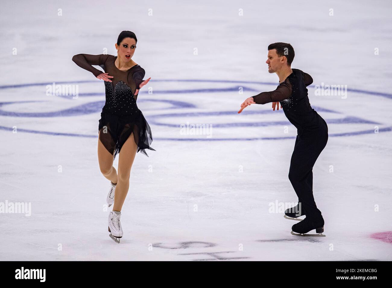 SHEFFIELD, Sheffield. 13th novembre 2022. Charlene Guignard e Marco Fabbri si sfidano in coppia con Ice Free Dance durante il Gran Premio ISU - MK John Wilson Trophy 2022 a ICE Sheffield domenica 13 novembre 2022. SHEFFIELD, Sheffield. Credit: Taka G Wu/Alamy Live News Foto Stock