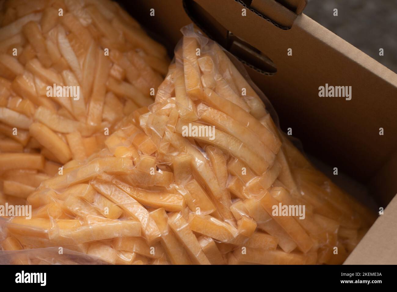 Sottovuoto patate sigillate pre-tagliate come patatine fritte in una scatola di cartone Foto Stock