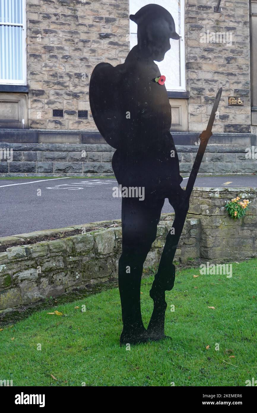 Una figura di un soldato fuori dal Municipio a New Mills, Derbyshire Foto Stock