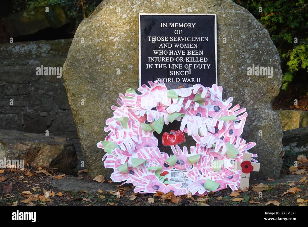 Una corona ad un memoriale di guerra in High Lea Park, New Mills, Derbyshire Foto Stock