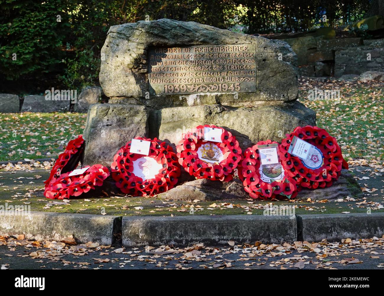 Le corone sono rimaste in un monumento commemorativo a High Lea Park, New Mills, Derbyshire Foto Stock