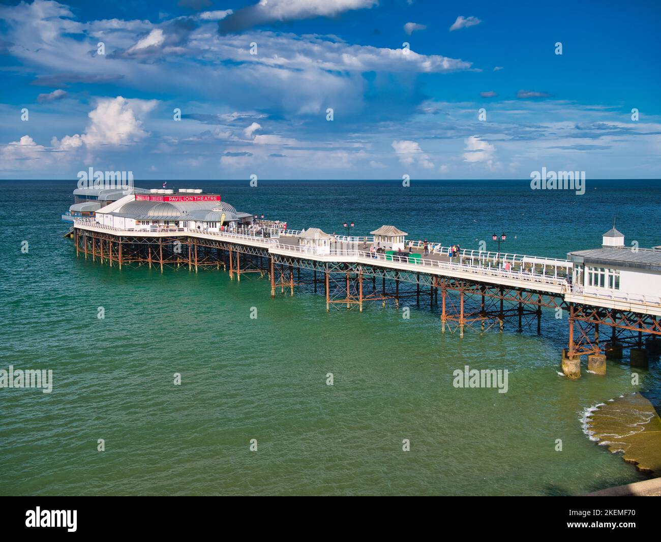 Cromer Pier in una giornata di sole in estate con un cielo blu. Foto Stock