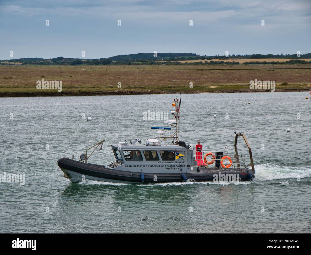 Il peschereccio di protezione della pesca (FPV) Sebastian Terelinck lascia Cromer in un pomeriggio coperto. Una barca dell'IFCA orientale (Inshore Fisheries and Co Foto Stock