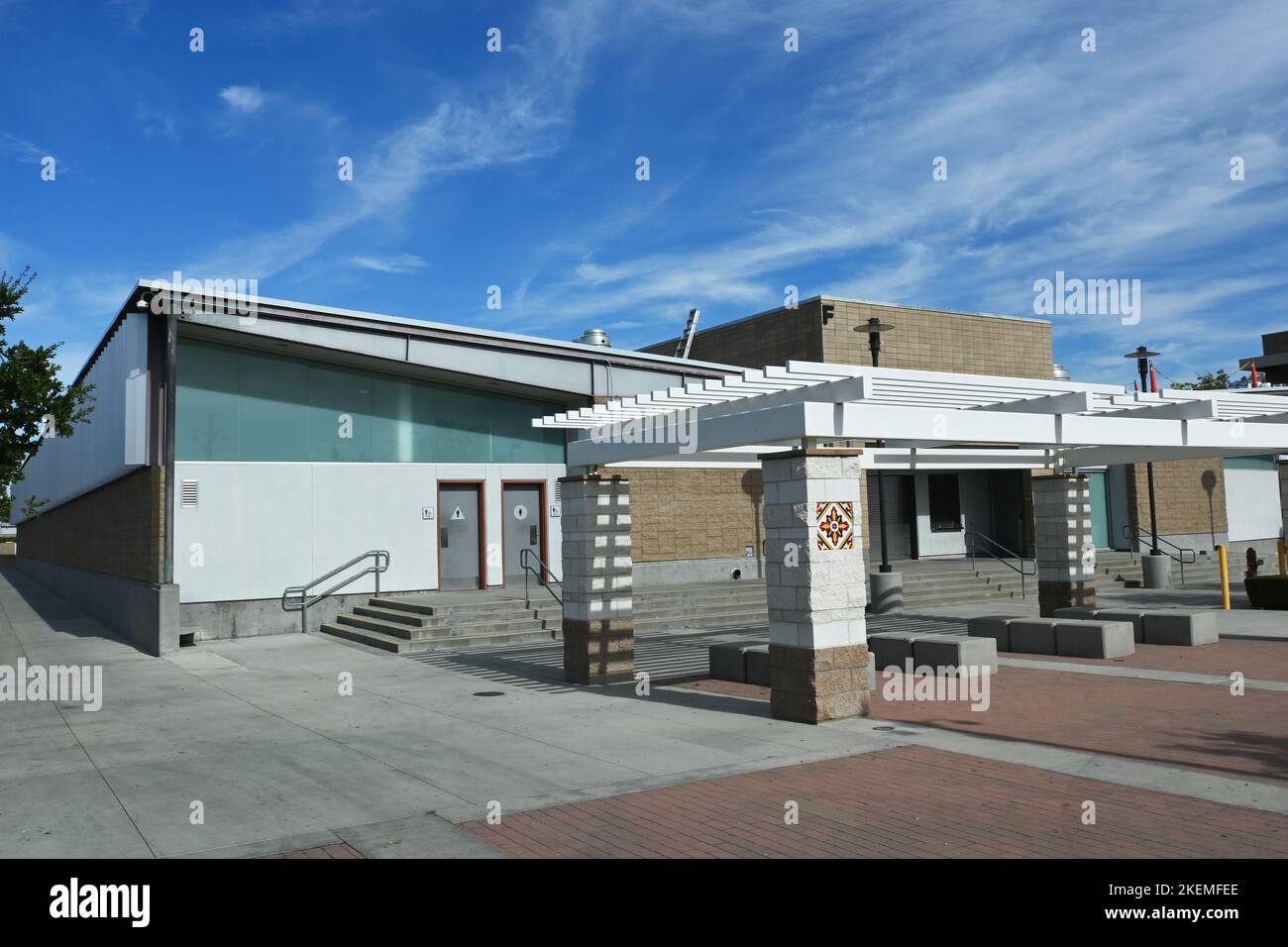 SANTA ANA, CALIFORNIA - 11 NOV 2022: Edificio spogliatoi nel campus del Santa Ana College. Foto Stock