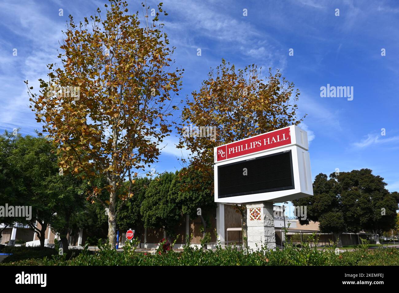 SANTA ANA, CALIFORNIA - 11 NOV 2022: Marchese elettronico al Phillips Hall Theater sul Campus del Santa Ana College. Foto Stock