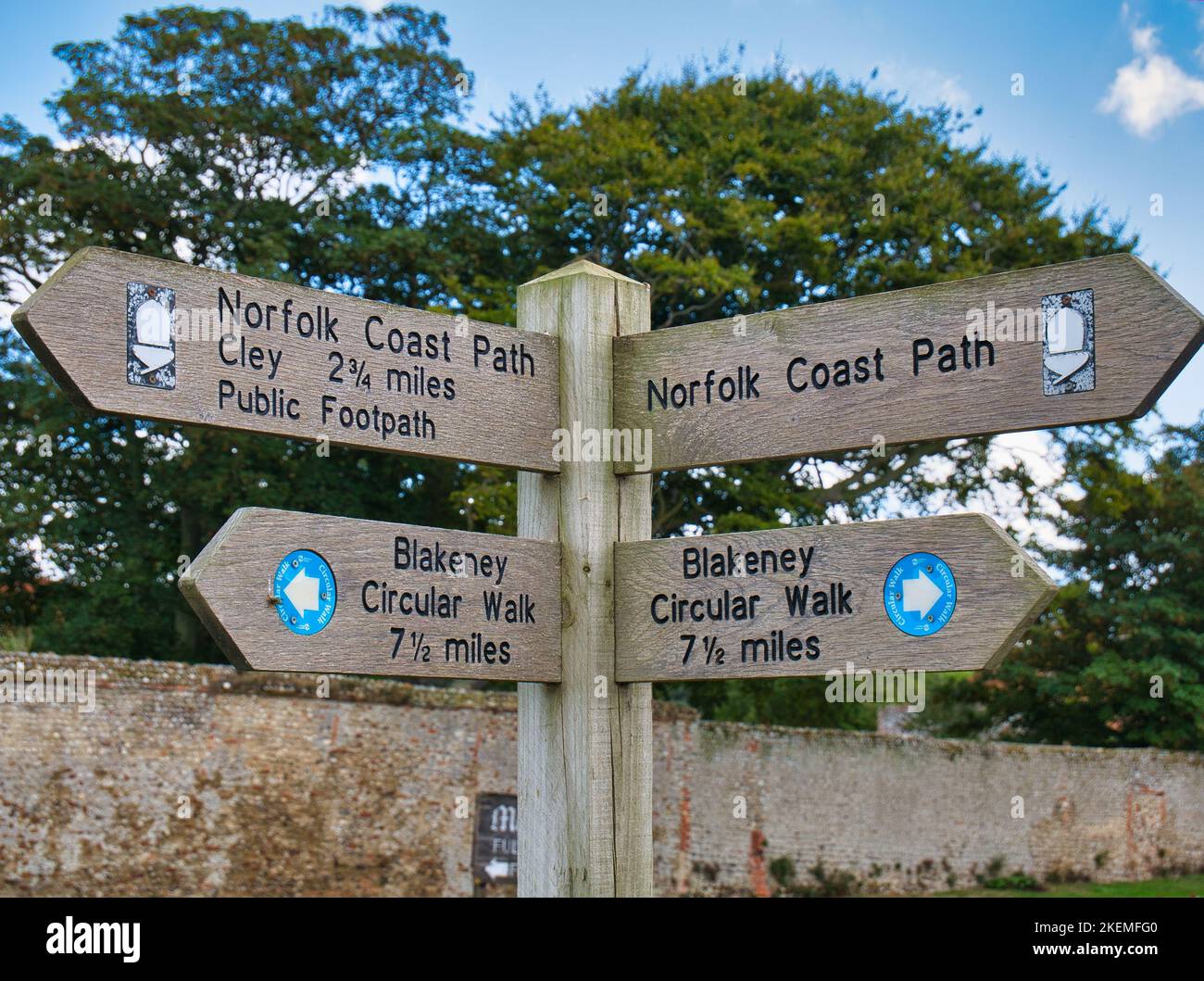 Un fingerpost in legno intatto indica la strada sul North Norfolk Coast Path. Foto Stock