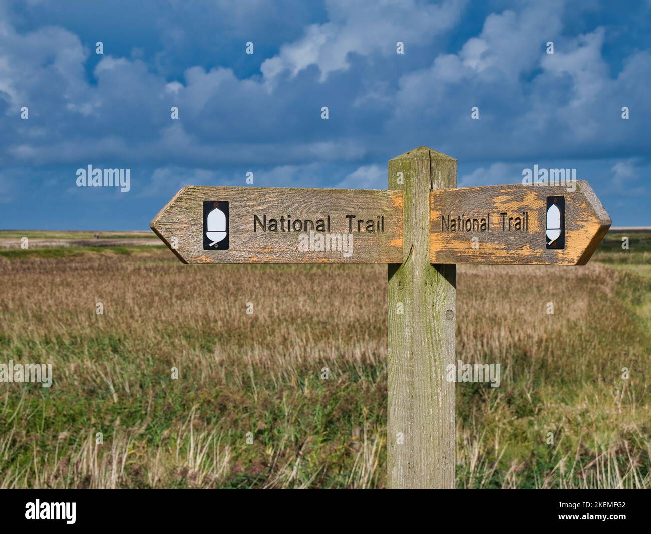 Un fingerpost in legno intatto indica la strada sul North Norfolk Coast Path. Foto Stock