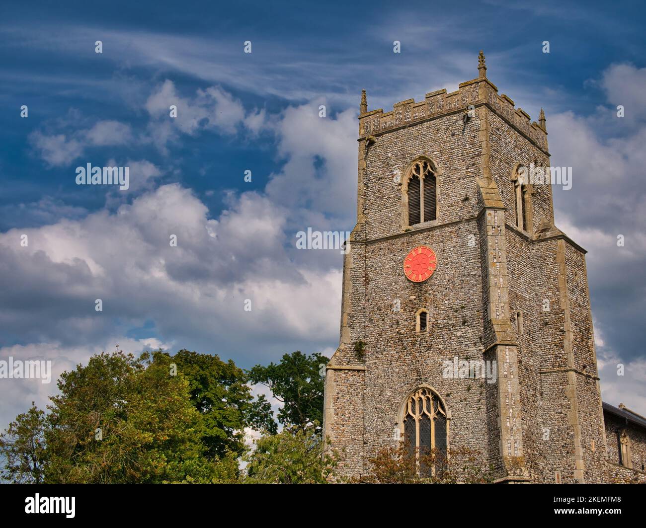 La torre di pietra della chiesa di Santa Maria a Brancaster, Norfolk, Regno Unito. Foto Stock