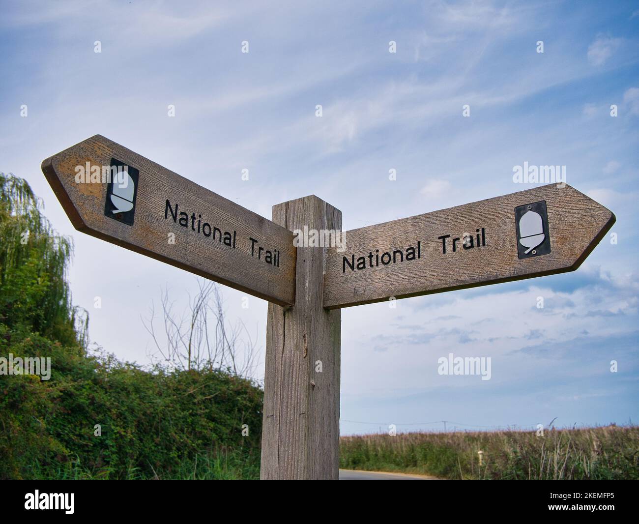 Un fingerpost in legno intatto indica la strada sul North Norfolk Coast Path. Foto Stock