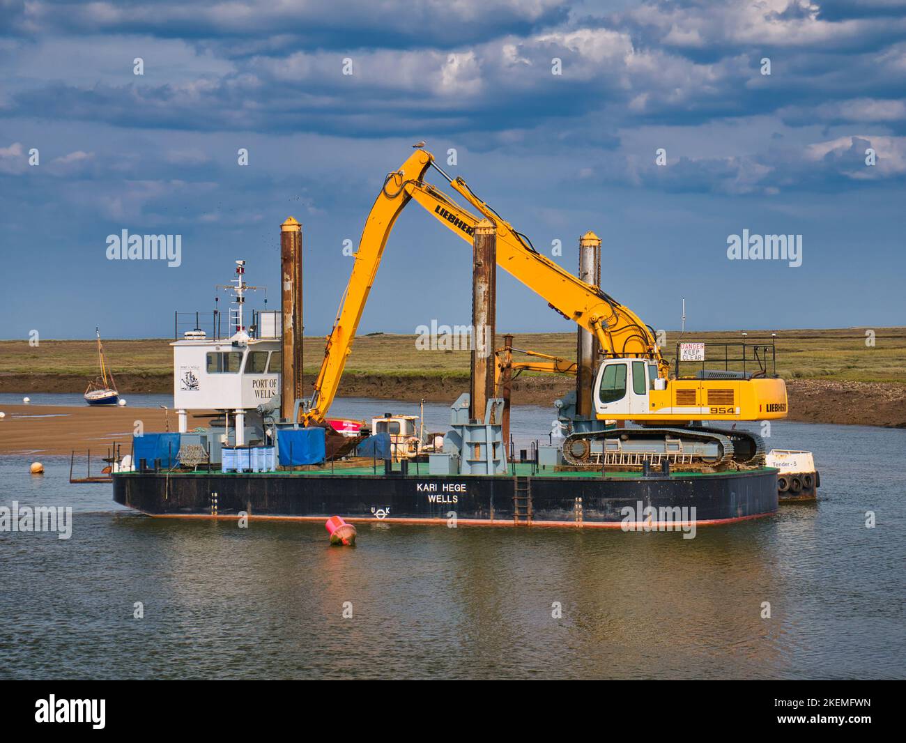 Nel porto di Wells, Norfolk, Regno Unito, draga del porto Kari Hege, un pontone specializzato 20m per 10m con tecnologia di monitoraggio della profondità. Foto Stock