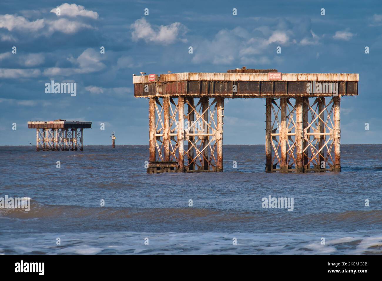 Piattaforme di aspirazione del liquido di raffreddamento dell'acqua di mare al largo della spiaggia di Sizewell per le centrali nucleari di Sizewell A (Magnox - in disuso) e Sizewell B (PWR - attivo) Foto Stock