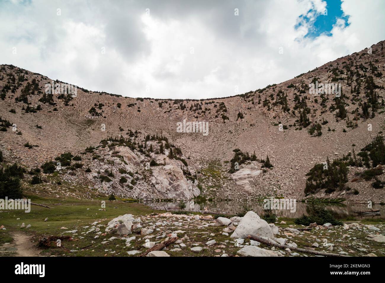 Le nuvole passano sul lago Johnson, un lago alpino nella catena montuosa Snake, situato all'interno del Great Basin National Park in Nevada, come si vede in una giornata estiva Foto Stock
