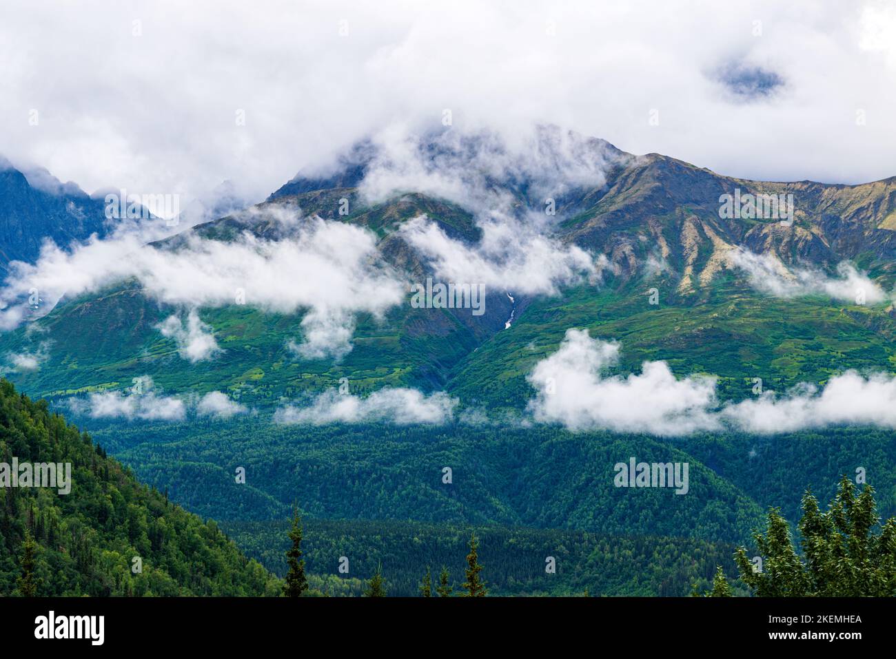 Nuvola avvolta Montagne Talkeetna; Glen Highway tra Palmer e Glennallen; Alaska; USA Foto Stock