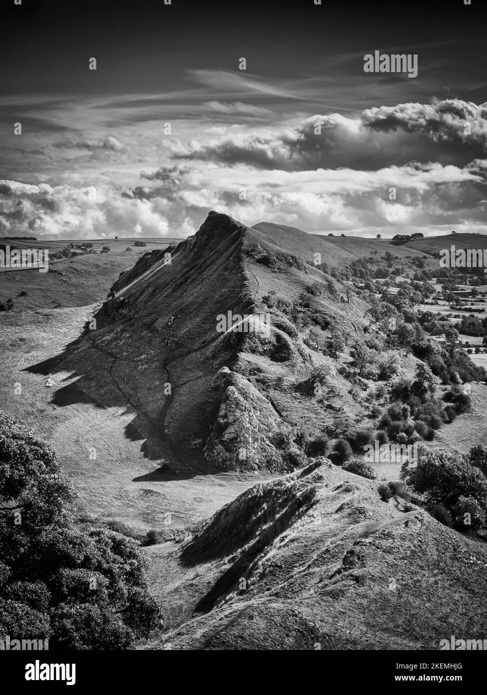 Parkhouse Hill preso dalle pendici inferiori di Chrome Hill nel Peak District. Una passeggiata favolosa e sorprendentemente dura per un paio di colline. Foto Stock