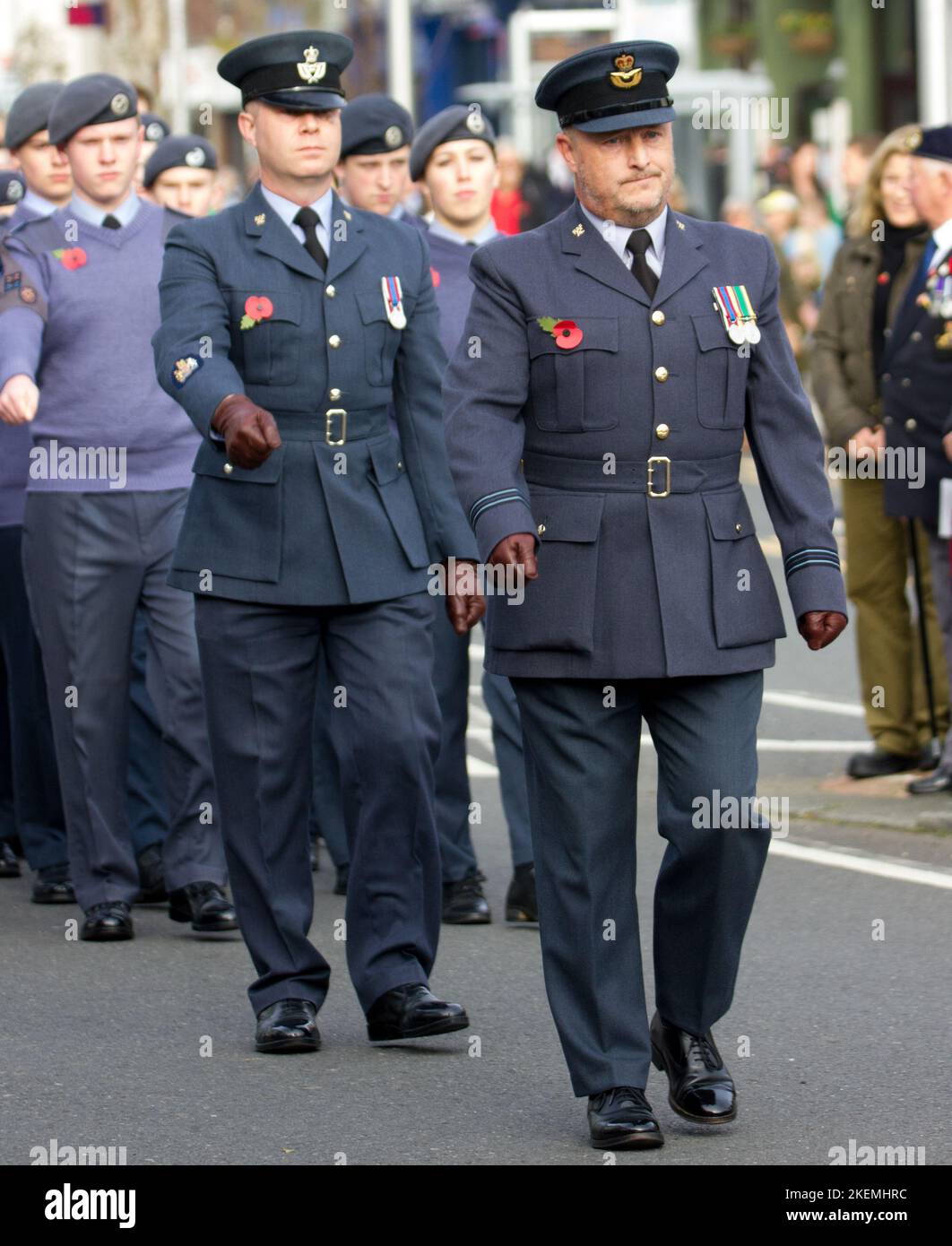 Eastbourne, East Sussex, Regno Unito. 13th Nov 2022. La gente della città costiera di Eastbourne si riunisce al memoriale di guerra della città prima di osservare 2 minuti di silenzio alla memoria delle nazioni morte di guerra. Credit: Newpics UK South/Alamy Live News Foto Stock