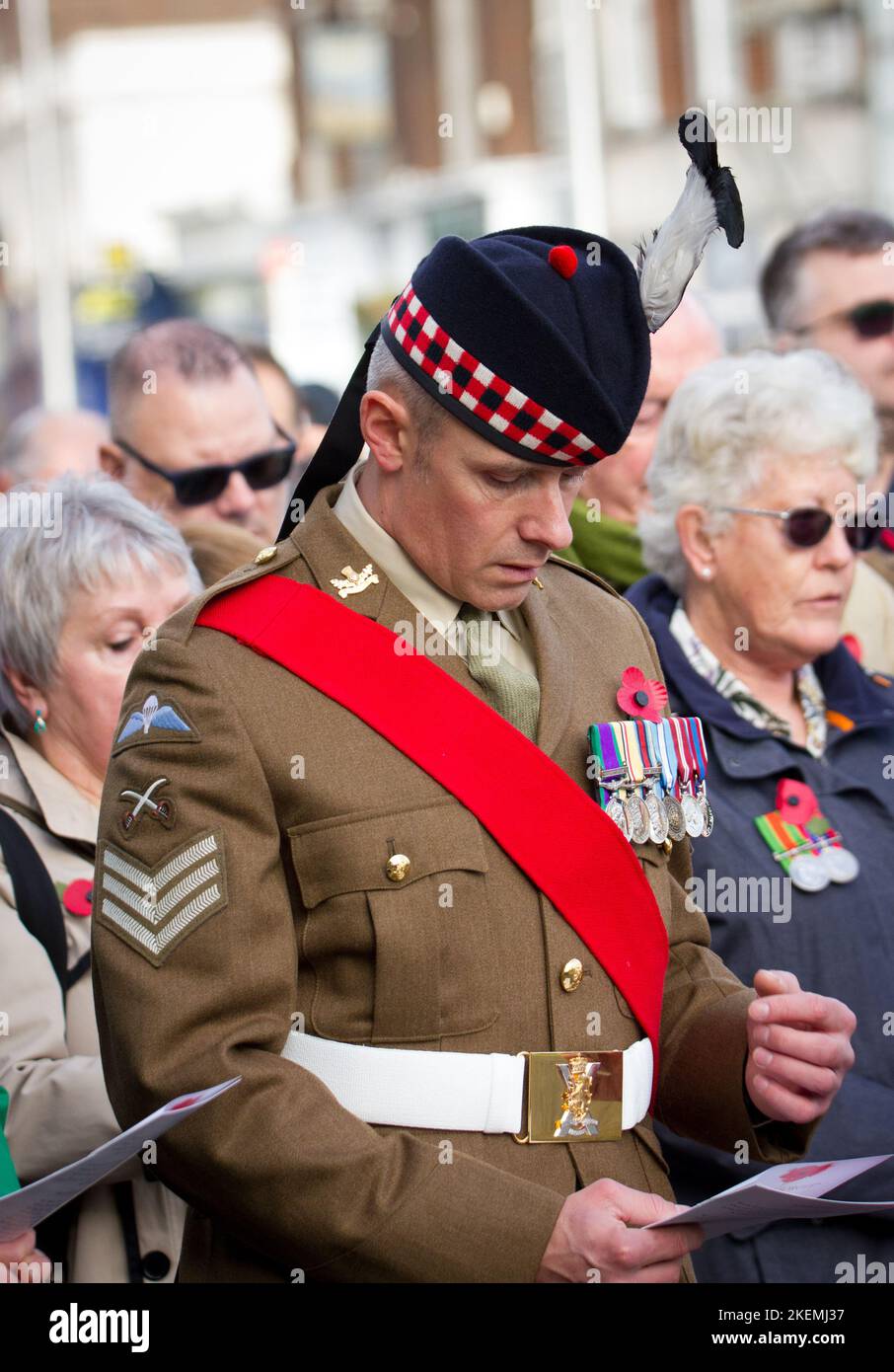 Eastbourne, East Sussex, Regno Unito. 13th Nov 2022. La gente della città costiera di Eastbourne si riunisce al memoriale di guerra della città prima di osservare 2 minuti di silenzio alla memoria delle nazioni morte di guerra. Credit: Newpics UK South/Alamy Live News Foto Stock