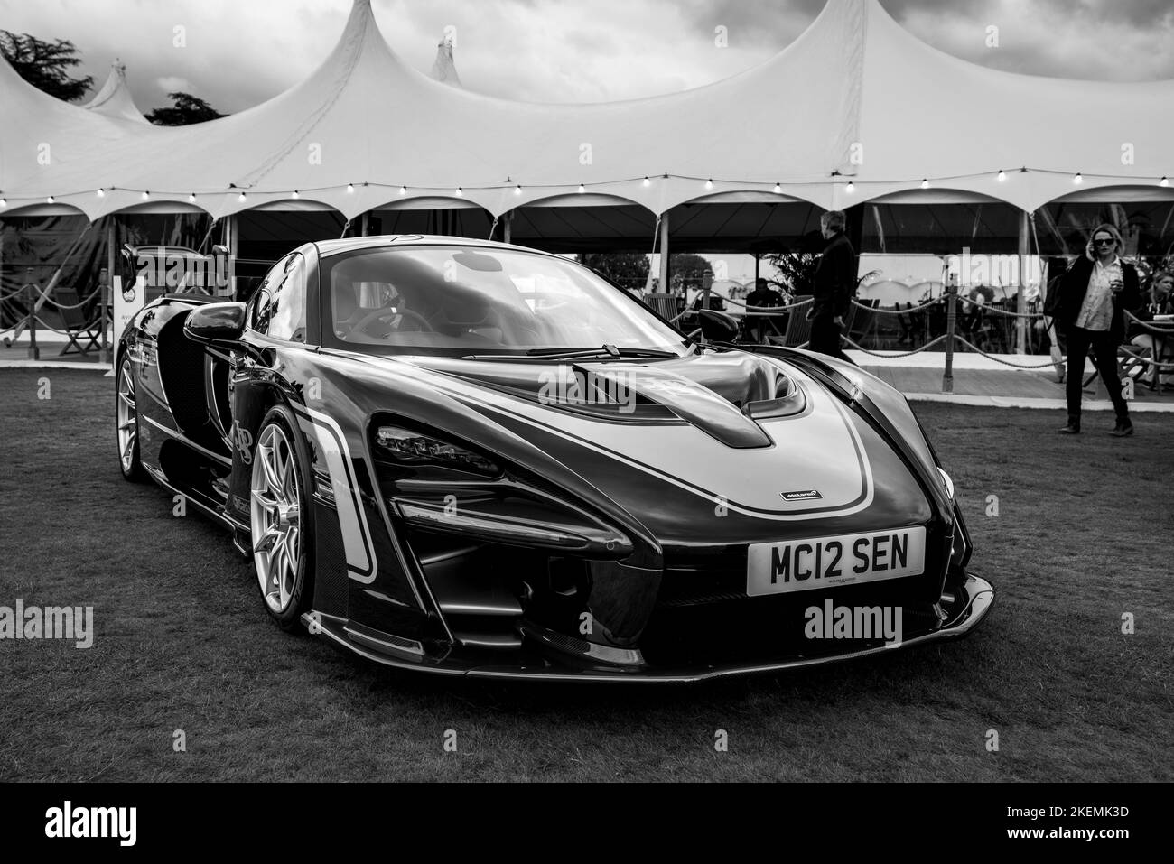 2019 McLaren Senna ‘MC12 SEN’ nella splendida livrea JPS in mostra al Concours d’Elégance Motor Show tenutosi a Blenheim Palace. Foto Stock