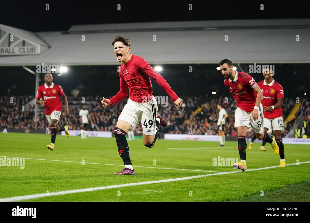 Alejandro Garnacho del Manchester United (2nd a sinistra) festeggia dopo aver ottenuto il secondo gol del suo fianco durante la partita della Premier League al Craven Cottage, Londra. Data immagine: Domenica 13 novembre 2022. Foto Stock
