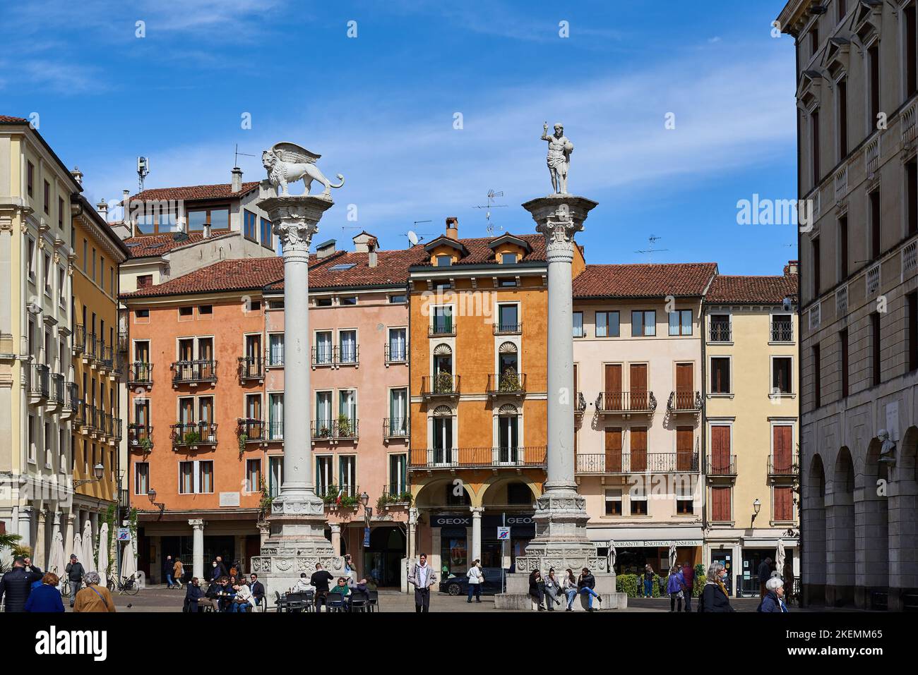 Statua di Andrea Palladio di fronte la Basilica Palladiana, Piazzetta  Andrea Palladio, Vicenza, Veneto, Italia, Europa Foto stock - Alamy