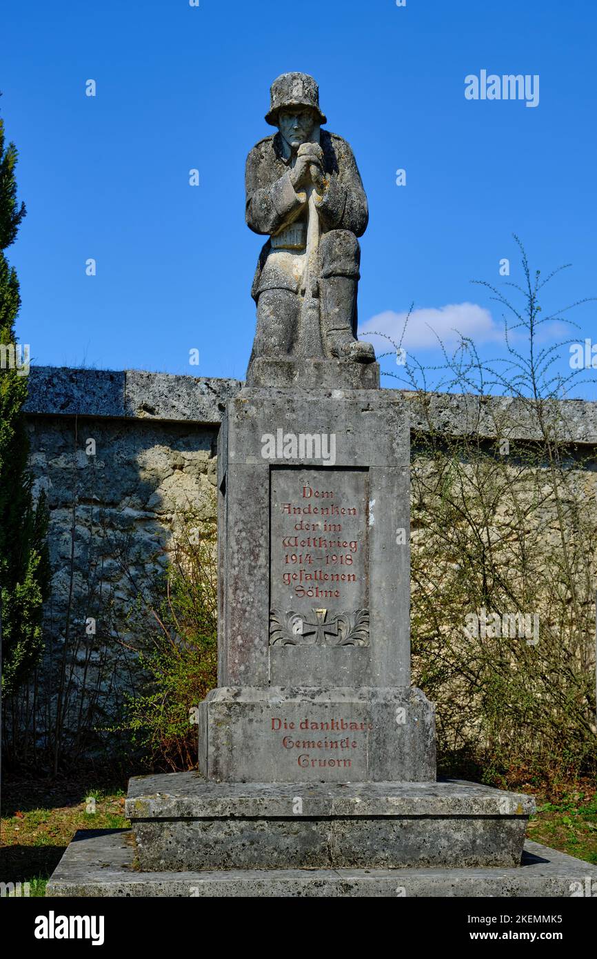 Memoriale di guerra per commemorare i caduti della seconda guerra mondiale, cimitero del villaggio deserito di Gruorn, proprietà di Münsingen, Germania. Foto Stock