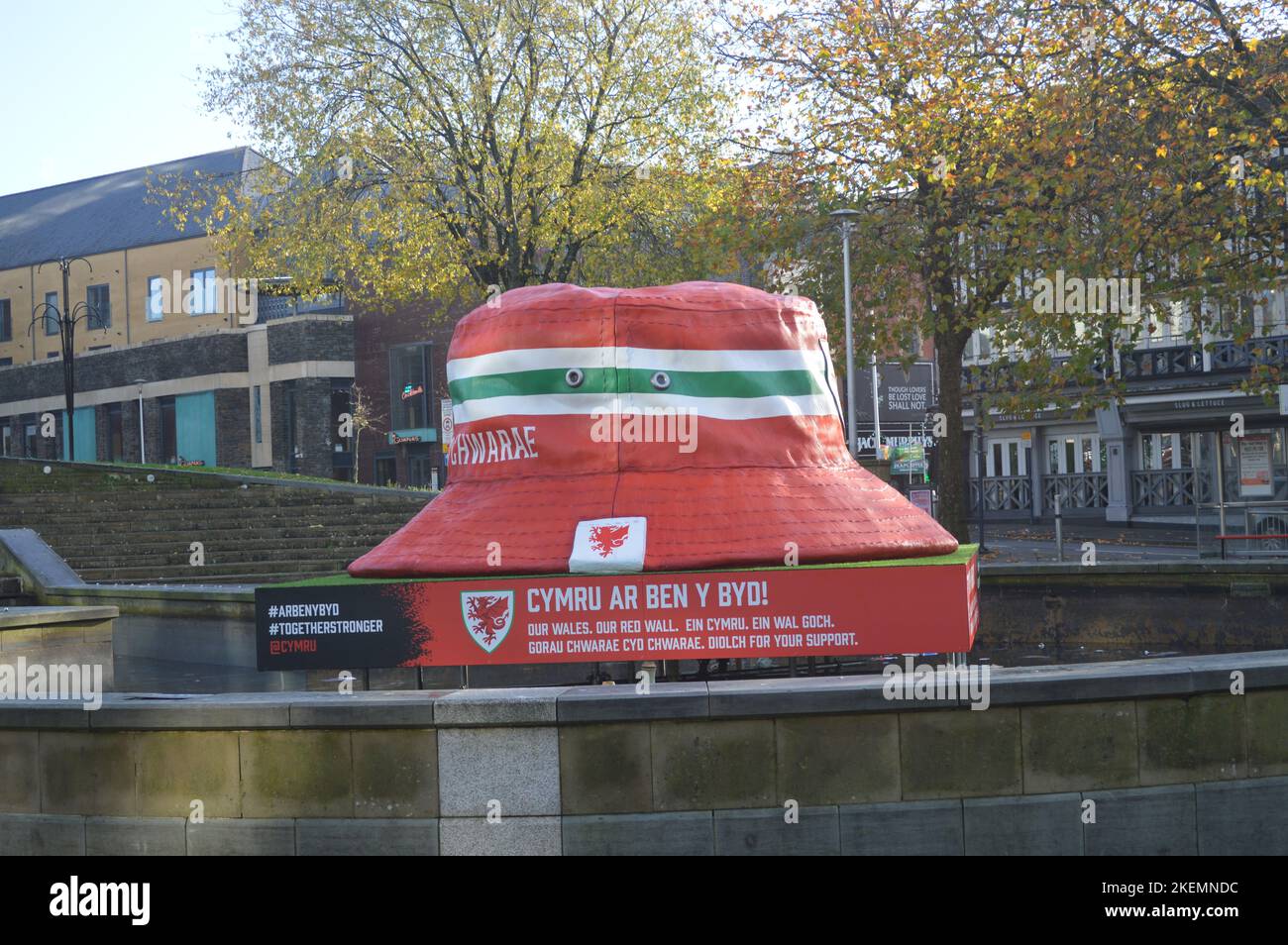13th novembre 2022, Swansea, Galles, Regno Unito. Un grande cappello che promuove il Galles alla Coppa del mondo di Calcio 2022 nei Giardini del Castello di Swansea. Foto Stock