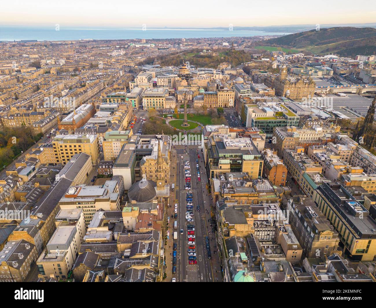 Vista aerea di George Street nella città nuova di Edimburgo, patrimonio dell'umanità dell'UNESCO, Scozia, Regno Unito Foto Stock